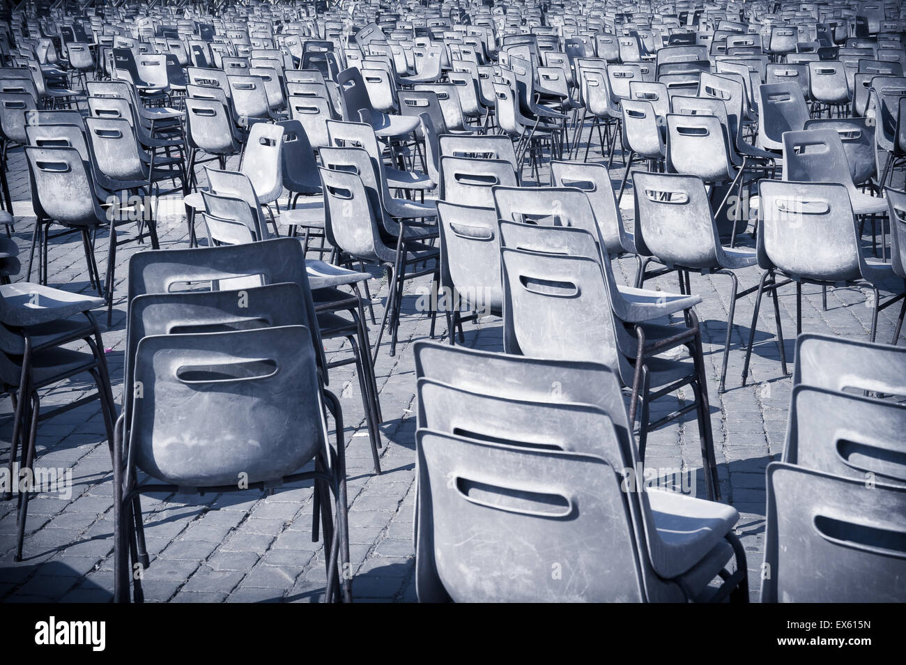 Multitude de chaise vide sur la route vide avec la chaussée romaine typique Banque D'Images