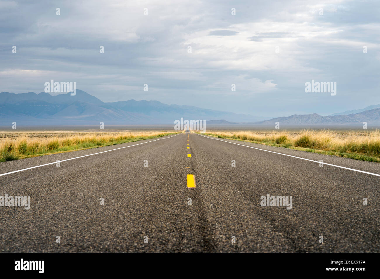 Open Road vide avec ciel nuageux photographiés à partir d'un angle faible avec un grand angle Banque D'Images