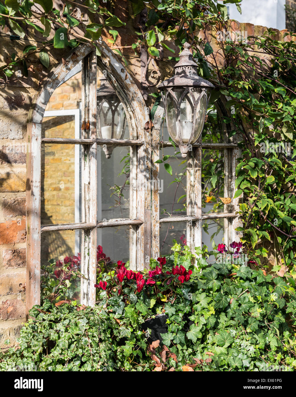 Miroir avec cadre gothique originale de miroirs contre le mur extérieur  avec fenêtre fort de cyclamens et Ivy Photo Stock - Alamy