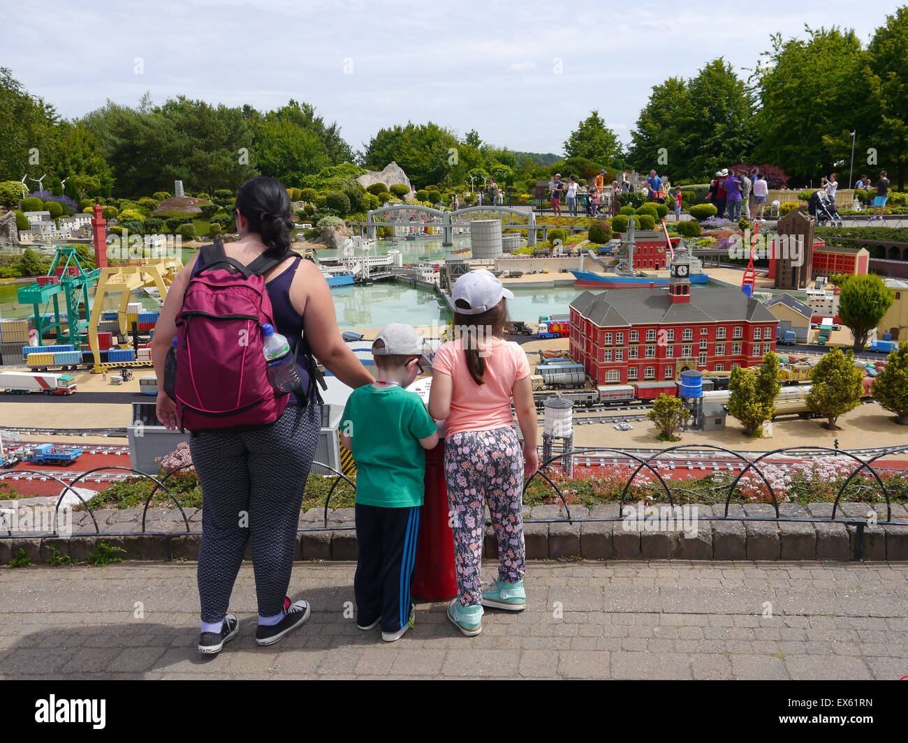 Les visiteurs de Legoland Windsor admirer les modèles détaillés de sites célèbres du monde entier ont fait de briques Lego. Banque D'Images