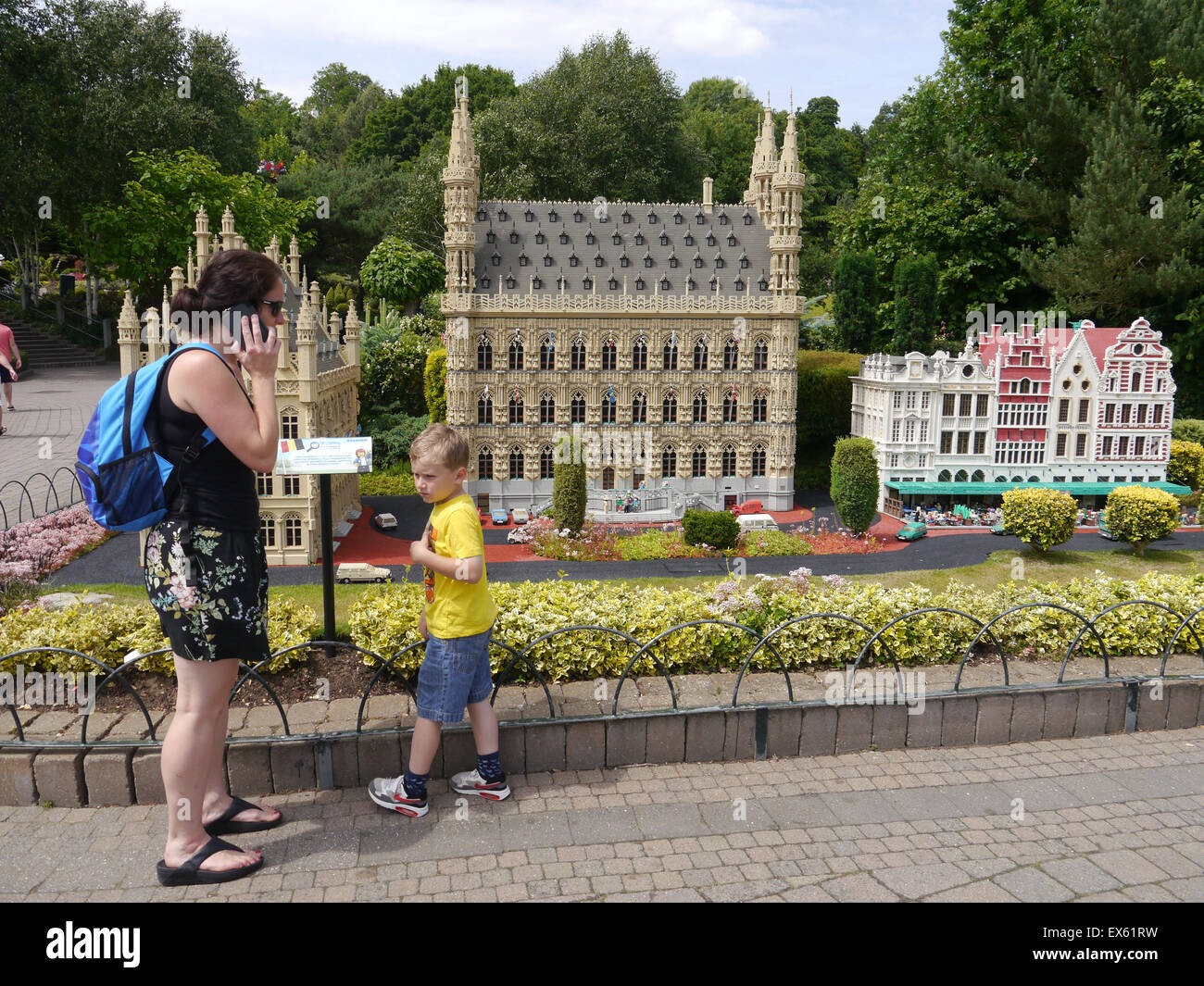Les visiteurs de Legoland Windsor admirer les modèles détaillés de sites célèbres du monde entier ont fait de briques Lego. Banque D'Images