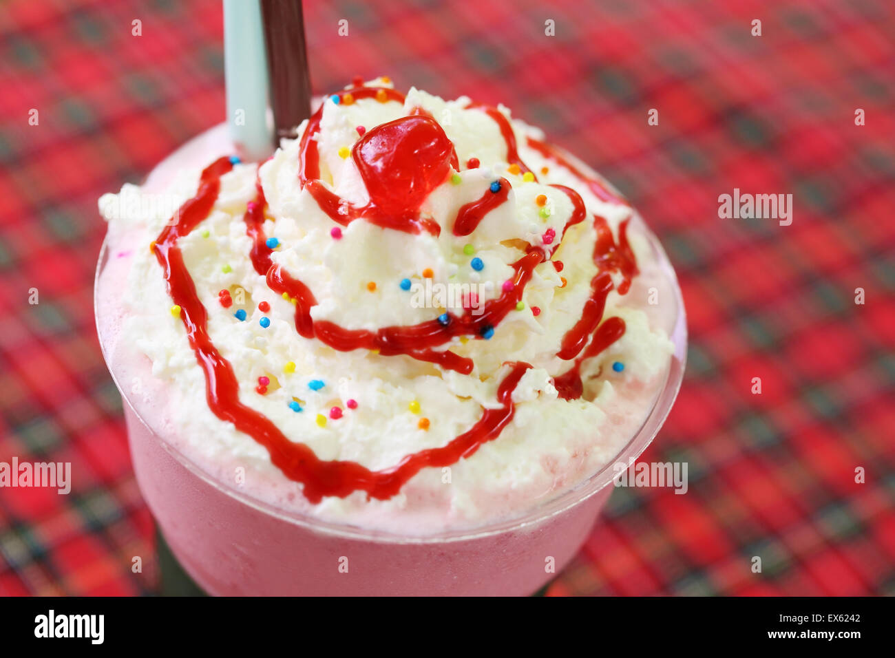 Close-up strawberry milkshake avec crème au café Banque D'Images