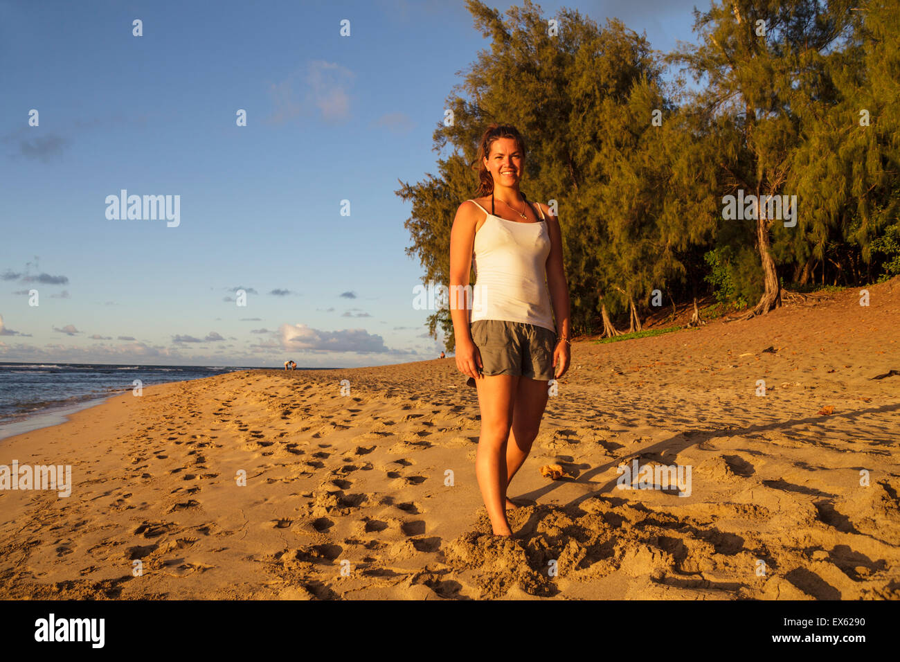 Au Tourisme en Haena Kee Beach, Kauai au coucher du soleil Banque D'Images
