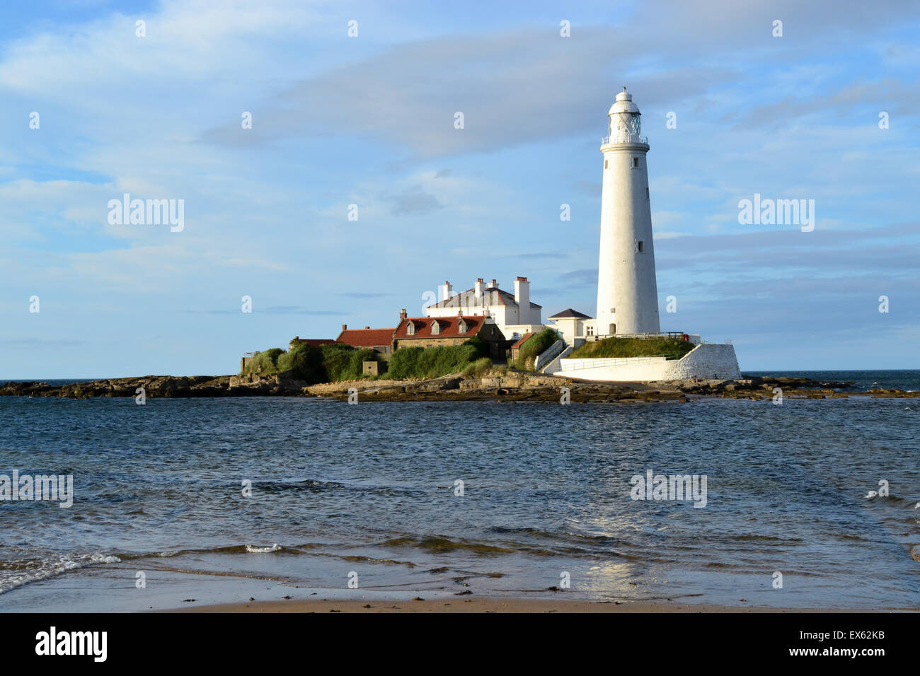 Phare de Saint Mary's et de l'île en été Banque D'Images