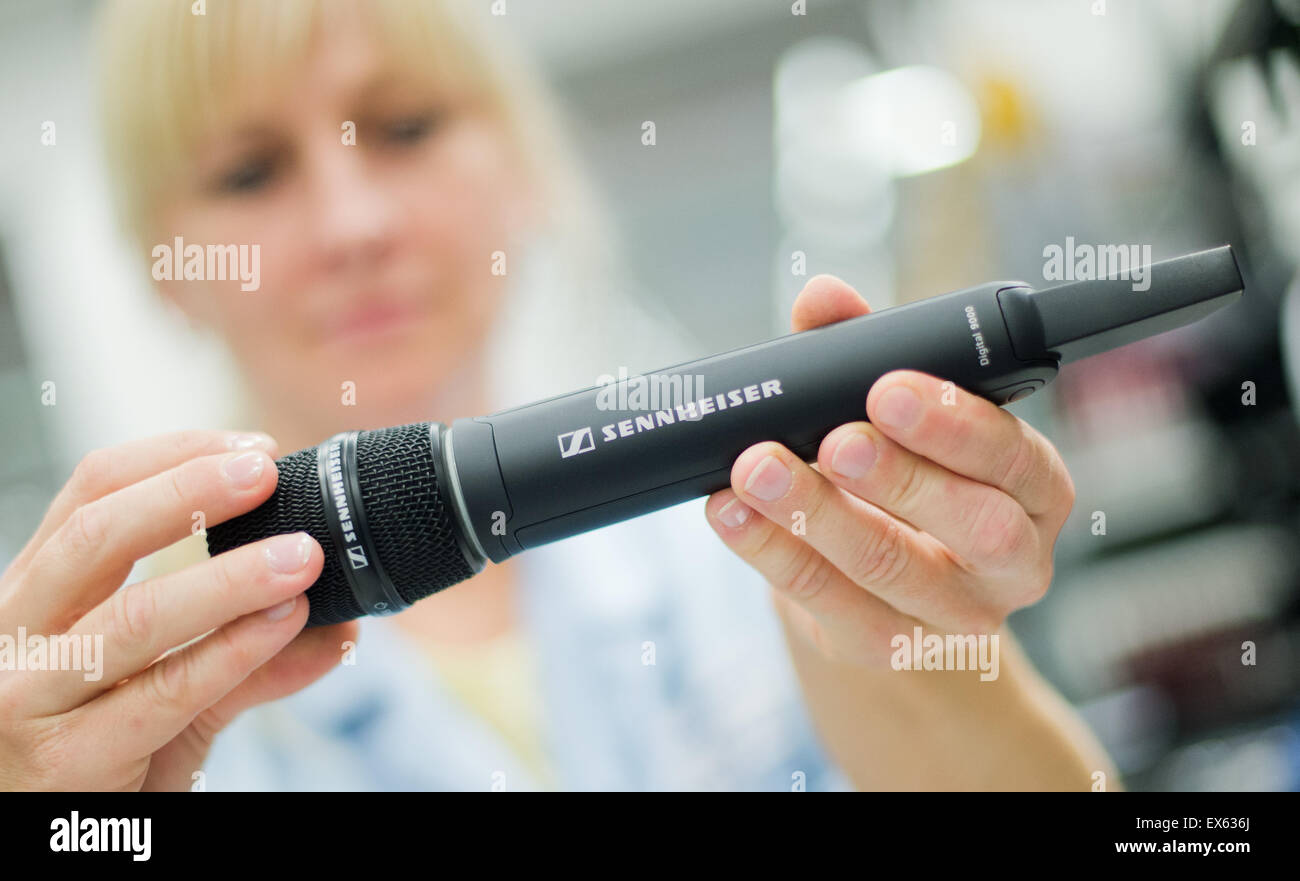 Hanovre, Allemagne. Le 06 juillet, 2015. Un employé se compose d'un système de microphone Sennheiser Digital 9000 dans l'usine de la Sennheiser electronic GmbH & Co. KG dans Wedemark-Wennebostel, près de Hanovre, Allemagne, 06 juillet 2015. Sennheiser présentera les ventes annuelles à la conférence de presse le 08 juillet 2015. Photo : JULIAN STRATENSCHULTE/dpa/Alamy Live News Banque D'Images