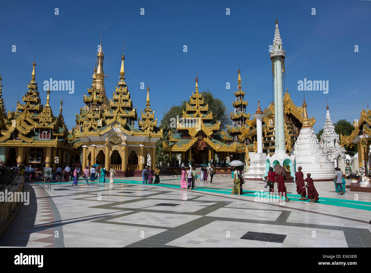 Les moines et les fidèles autour de la pagode Shwedagon, Yangon, Myanmaar Banque D'Images