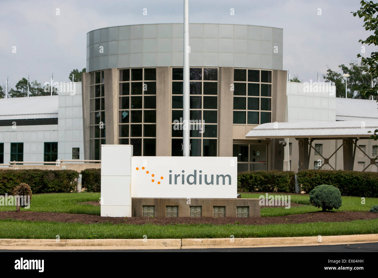 Un logo affiche à l'extérieur d'un immeuble de bureaux occupés par l'Iridium Communications Inc., à Leesburg, en Virginie. Banque D'Images