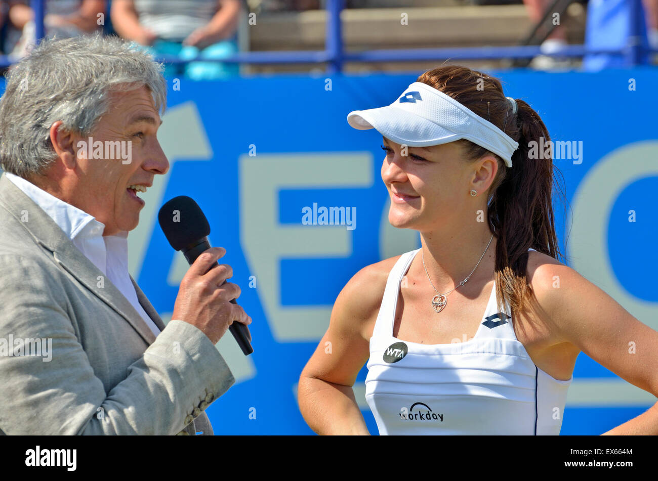 Agnieszka Radwanska (Pologne) d'être interviewé par John Inverdale après sa défaite en finale de l'Aegon 2015 International Banque D'Images