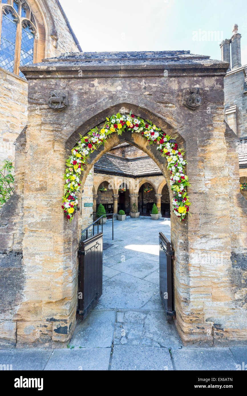 St John's Midsummer Garland, traditionnellement érigée sur Saint-Jean, St Johns, hospices, Sherborne Dorset, UK en été Banque D'Images