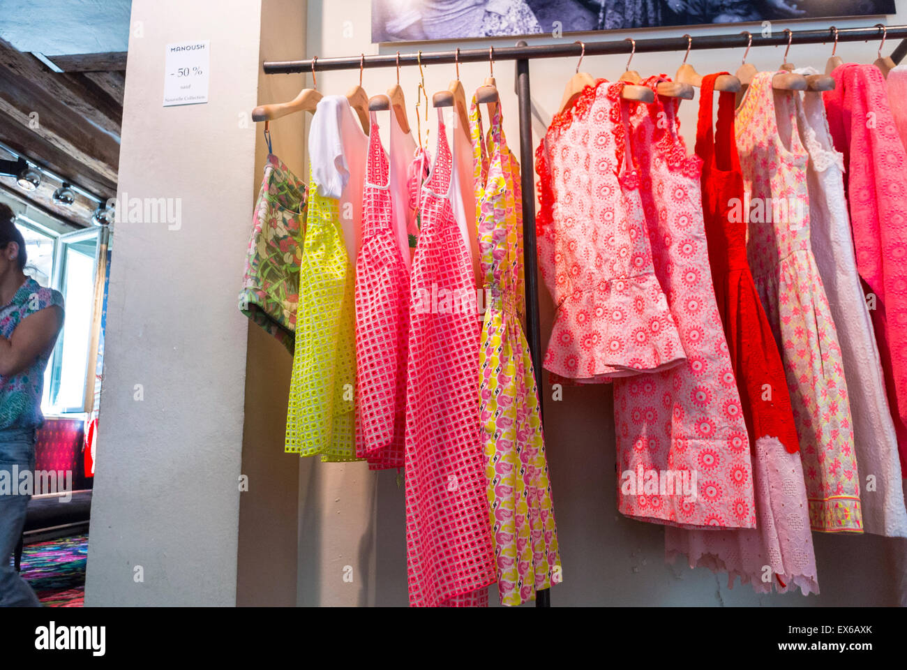 Paris, France, Shopping dans le quartier du Marais. 'MANOUSH' Designer Fashion Brands Clothing Store, à l'intérieur de la garde-robe pour femmes Display Banque D'Images