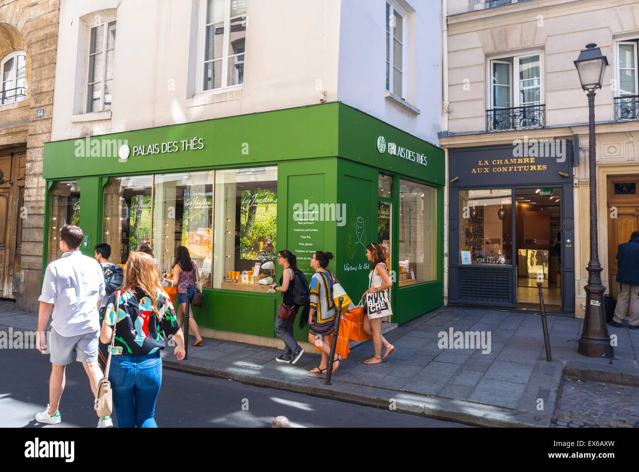 Paris, France, les jeunes Shopping dans le quartier du Marais. Magasins, scène de rue, vitrines