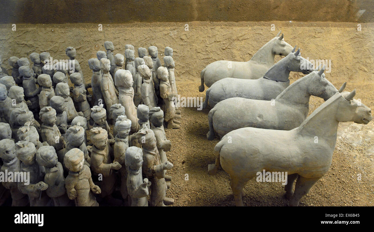 Des soldats et des chevaux en terre cuite de la dynastie des Han à Xuzhou, Jiangsu Province, China. Banque D'Images