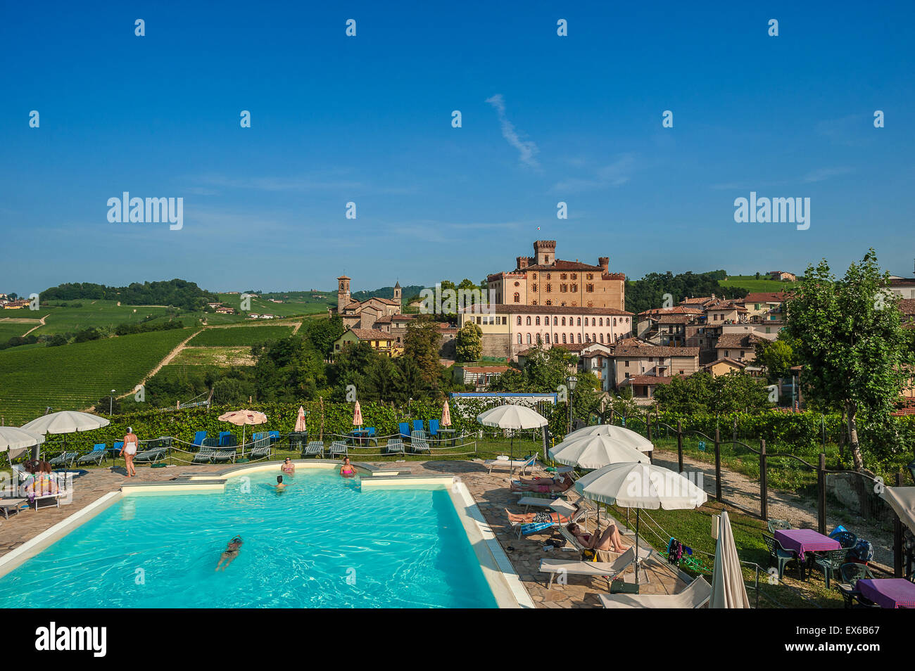 Langhe Italie Piémont Barolo du patrimoine mondial piscine, château et village Banque D'Images