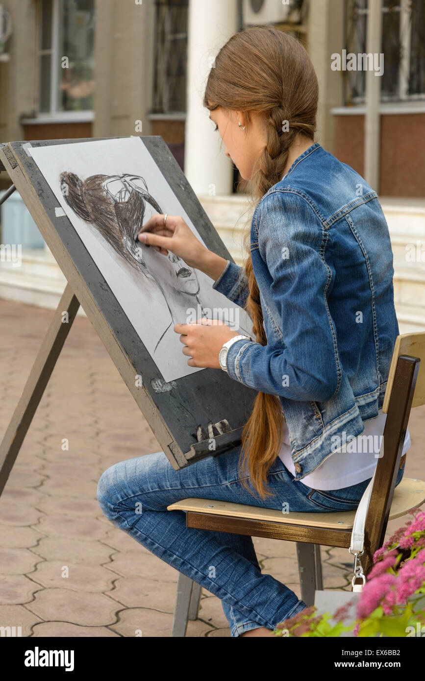 Le jeune artiste dresse le portrait d'une fille Banque D'Images