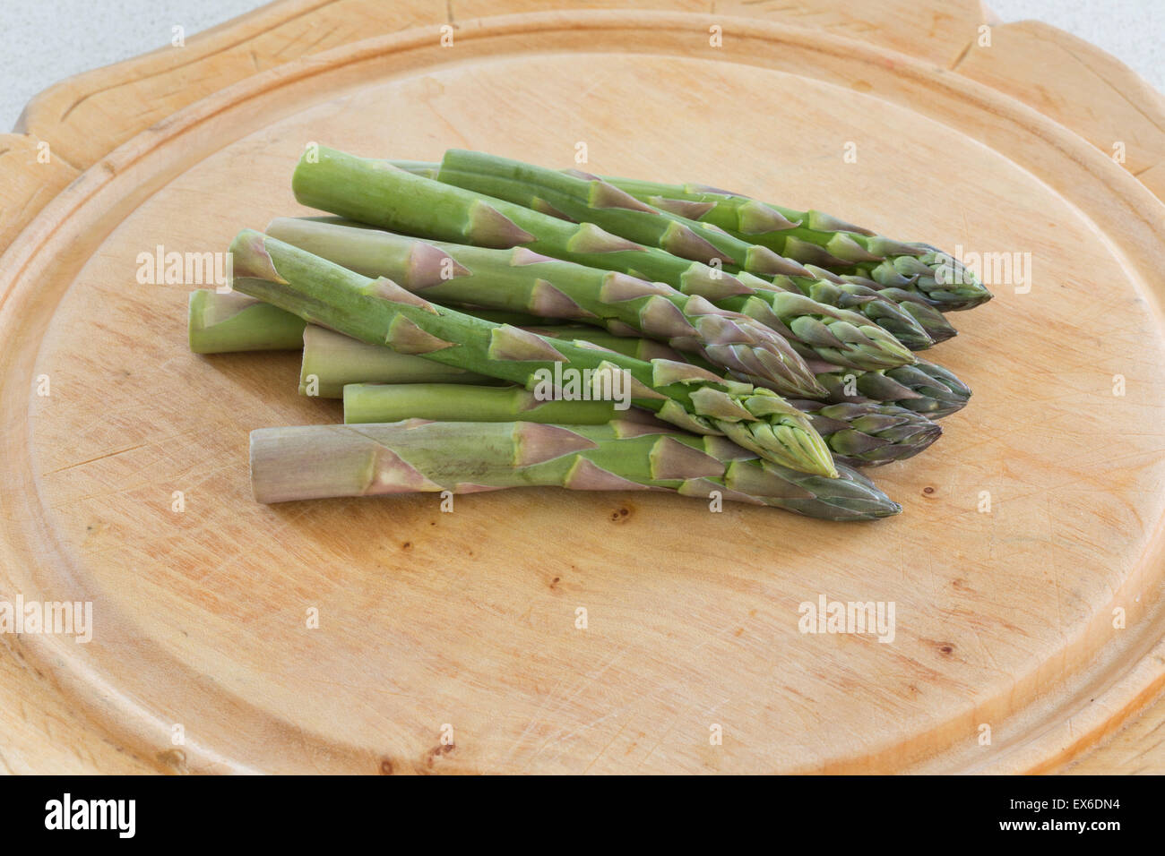D'asperges sur une planche en bois Banque D'Images