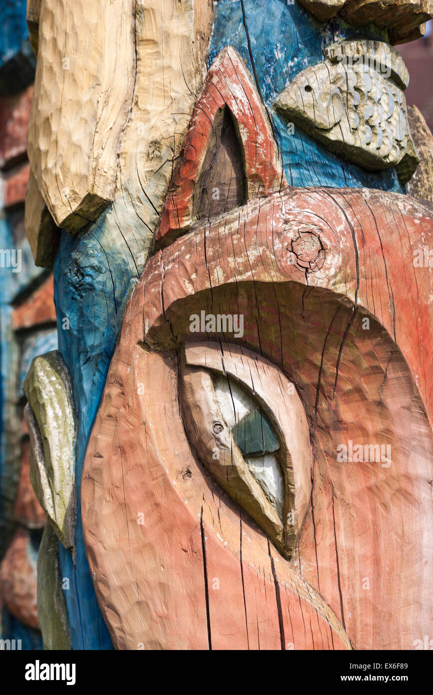 Détail de totem sculpté en bois dans les jardins Boscombe Chine, Boscombe, Bournemouth, Dorset, Royaume-Uni en juin Banque D'Images