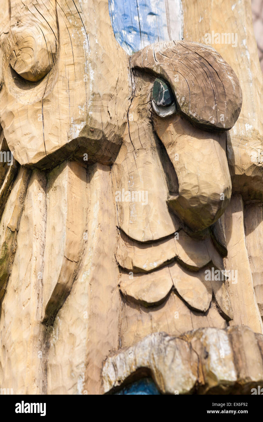 Détail de totem sculpté en bois dans les jardins Boscombe Chine, Boscombe, Bournemouth, Dorset, Royaume-Uni en juin Banque D'Images