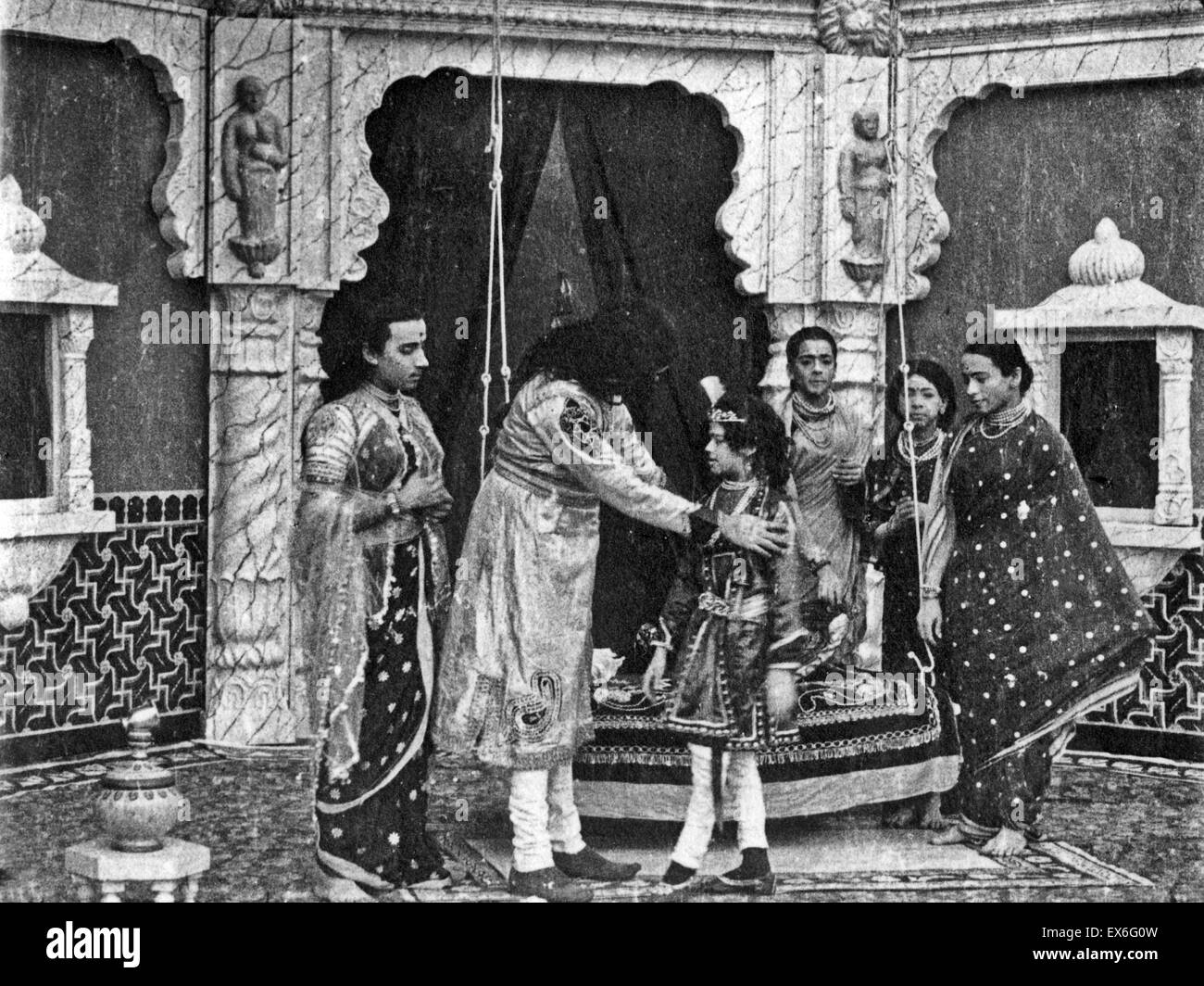 Une scène de Raja Harishchandra (1913) Satyawadi Raja Harishchandra (vrai Roi Harishchandra) est un noir et blanc silencieux Indian film basé sur la mythologie hindoue, réalisé par Rustomji Dhotiwala. Il a été produit par J. F. Madan's Elphinstone Bioscope. Cred Banque D'Images