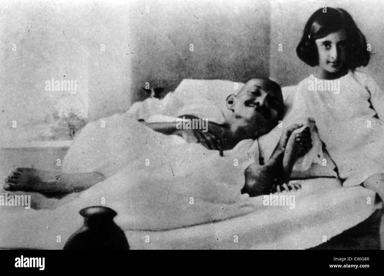 Indira Priyadarshini Gandhi (1917 - 1984) troisième premier ministre de l'Inde comme une fille à côté de Mahatma Gandhi, le chef indien qui était en grève de la faim 1930 Banque D'Images