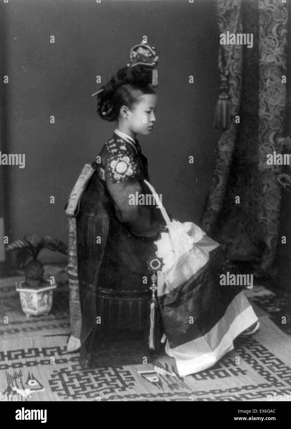 Noble femme coréenne traditionnelle en robes, vers 1905 Banque D'Images
