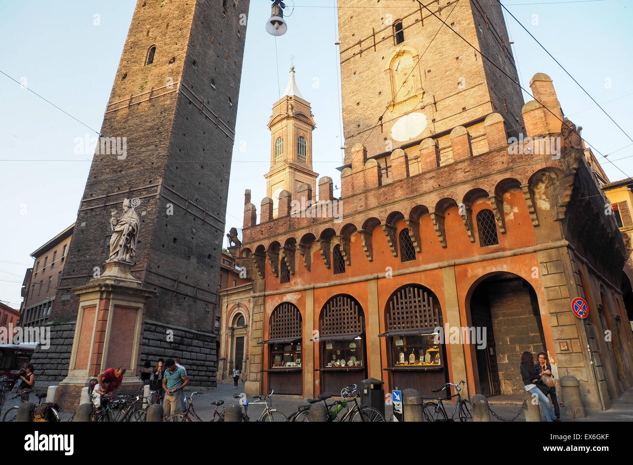 Les deux tours (Le Due Torri), tour Asinelli et Garisenda Tower , Piazza di Porta Ravegnana, Bologne. Banque D'Images