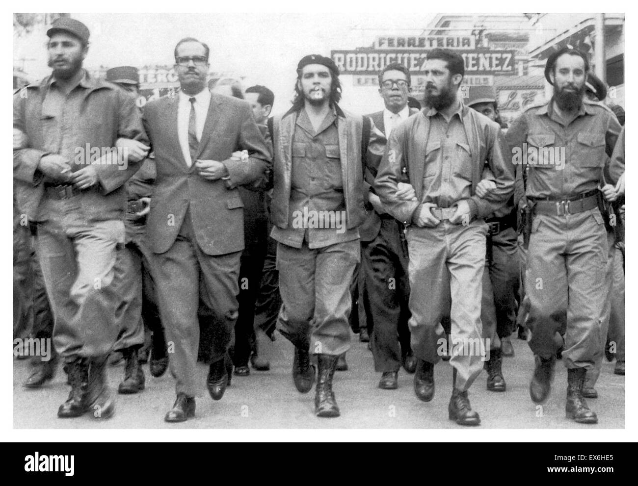 Fidel Castro gauche à côté de Osvaldo Dorticós (Président de Cuba de 1959 à 1976) avec Che Guevara à une parade de 1959 à La Havane. Banque D'Images