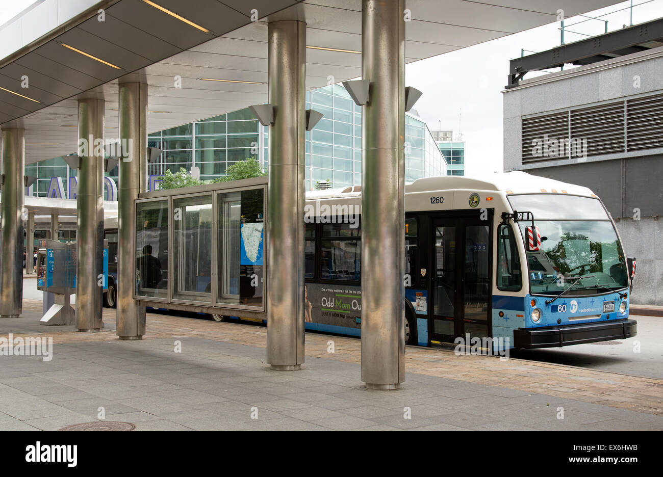 Bus MTA sur un stand au Staten Island Ferry port terminal Manhattan NEW YORK USA Banque D'Images