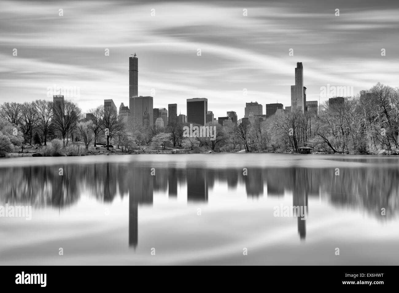 Central Park Lake et gratte-ciel au-delà de New York Banque D'Images