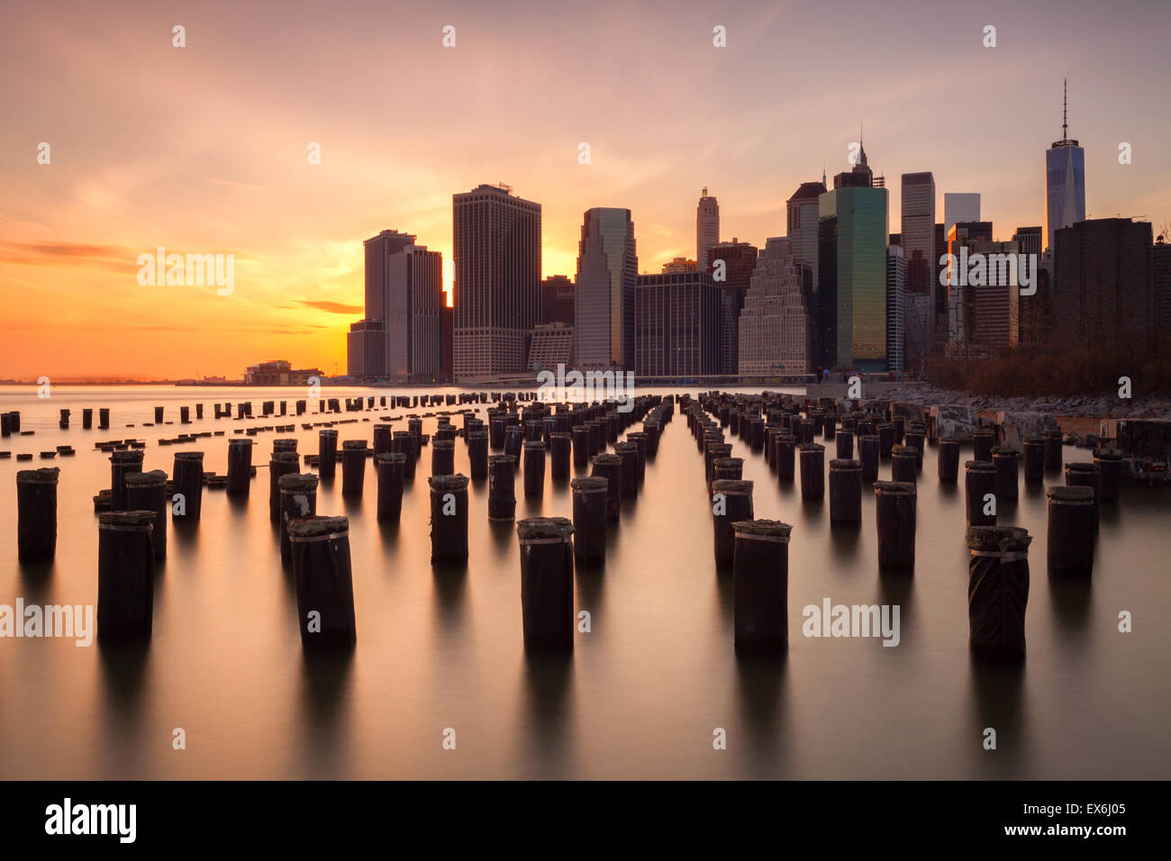 Pont de Brooklyn Park coucher de soleil sur New York Manhattan inférieur Banque D'Images