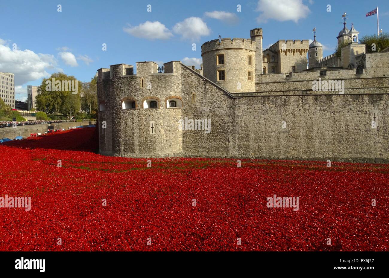 Art installation intitulée 'Blood a balayé les terres et les mers de Red'. Le fossé sec a été rempli de 800 000 coquelicots en céramique commémorant le centenaire de la Première Guerre mondiale. Créé par l'artiste céramiste Paul Cummins et theatre stage designer Tom Piper. Banque D'Images