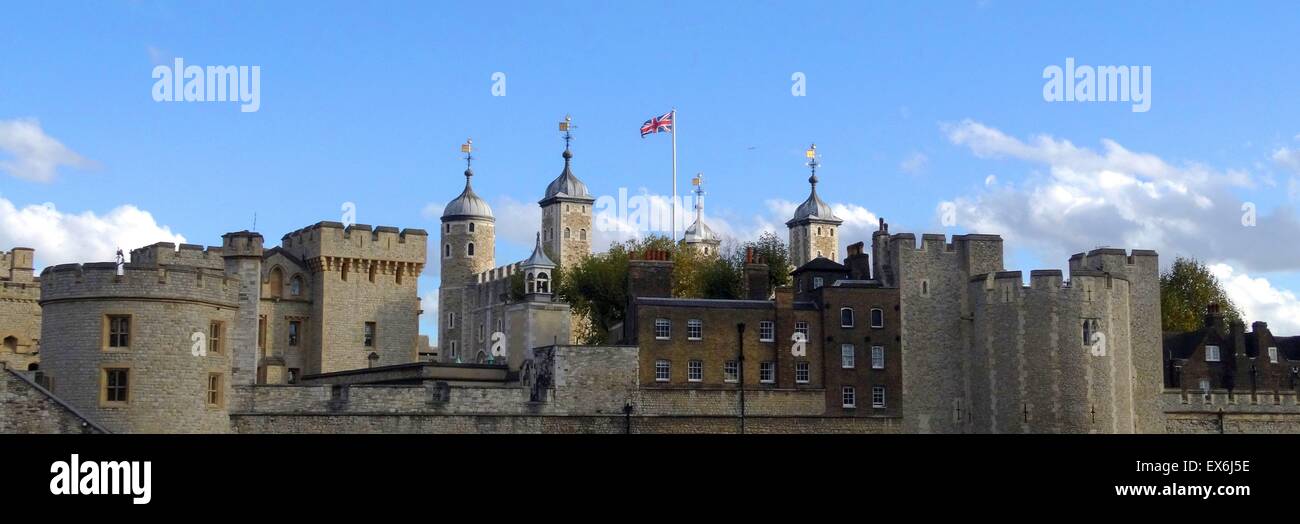 Photographie couleur de la Tour de Londres, un château historique situé sur la rive nord de la Tamise dans le centre de Londres. La construction a commencé au 11e siècle. Datée 2014 Banque D'Images