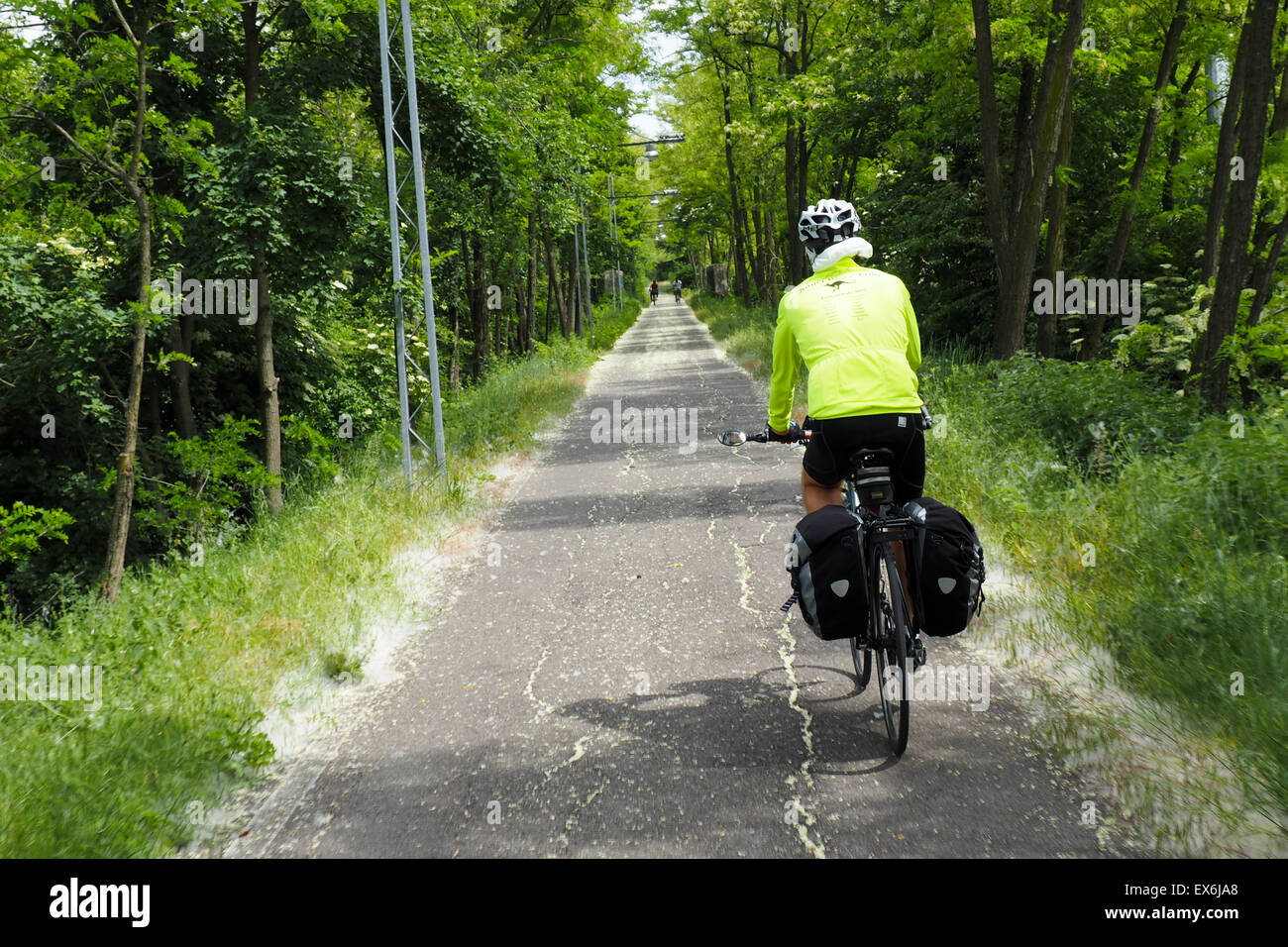 Randonnée vélo cycliste sur une piste cyclable dans la campagne. Banque D'Images