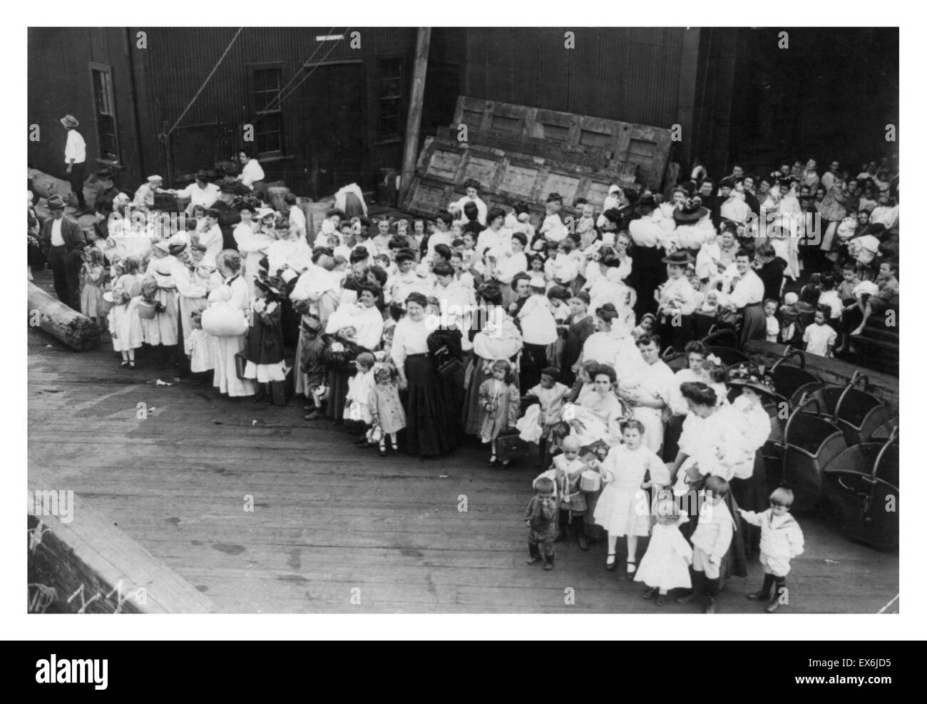 Un groupe de femmes et d'enfants attendent d'aller à bord d'un hôpital flottant à New York 1912 Banque D'Images
