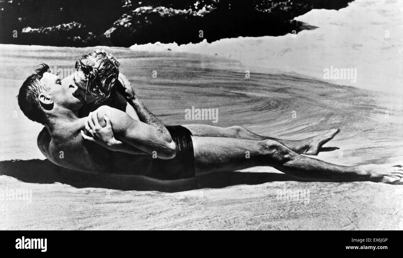 De là, vers l'éternité est un film américain de 1953 réalisé par Fred Zinnemann. Burt Lancaster et Deborah Kerr dans la scène de plage à Halona Cove, Oahu, Hawaii. Banque D'Images