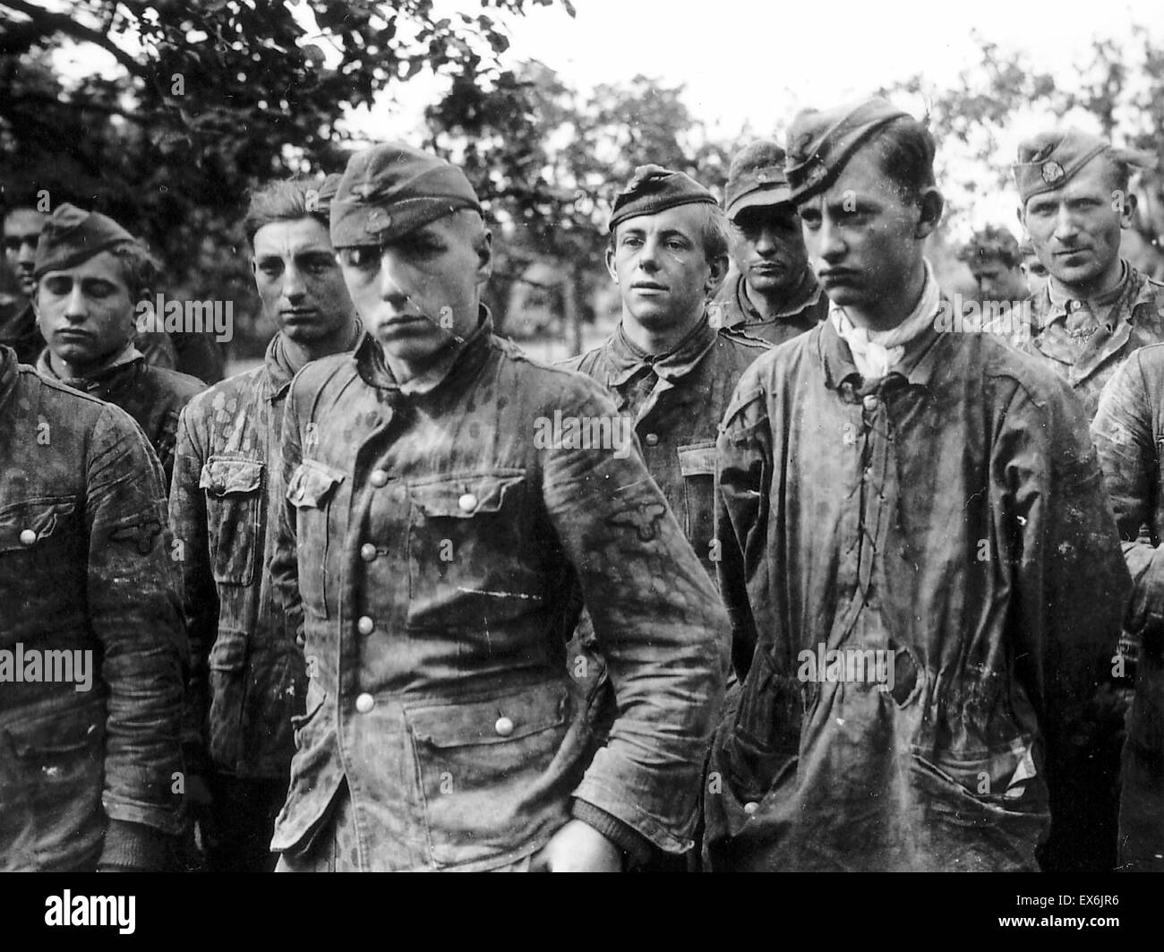 À la fin de la seconde guerre mondiale, des prisonniers allemands d'une SS Panzerdivison l'Europe de l'Est 1945 Banque D'Images