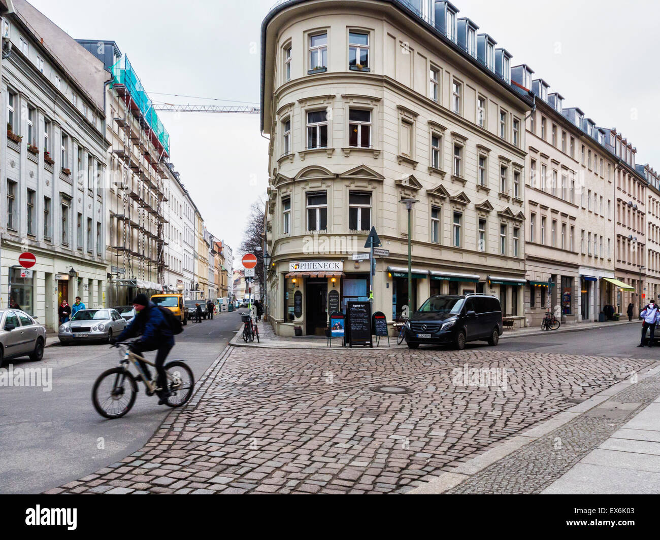 Sophieneck Berlin bar et restaurant extérieur et vue sur la rue de Berlin avec les immeubles à appartements Banque D'Images