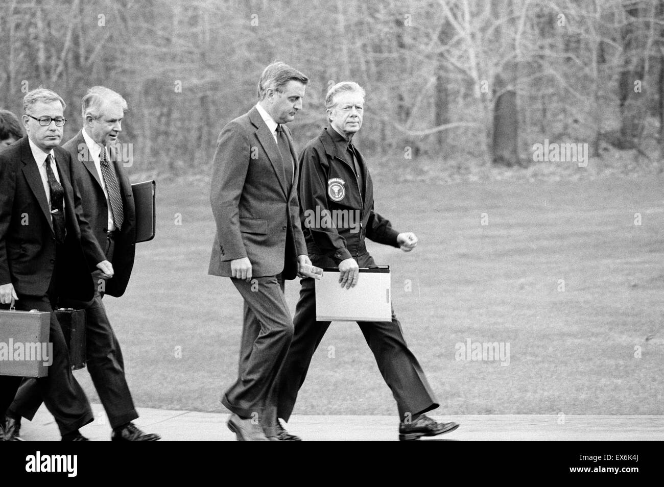Photographie du Président Jimmy Carter, vice-président Walter Mondale, Secrétaire d'État Cyrus Vance et le Secrétaire de la Défense Harold Brown sur leur façon de répondre au sujet de la crise des otages en Iran. Datée 1979 Banque D'Images