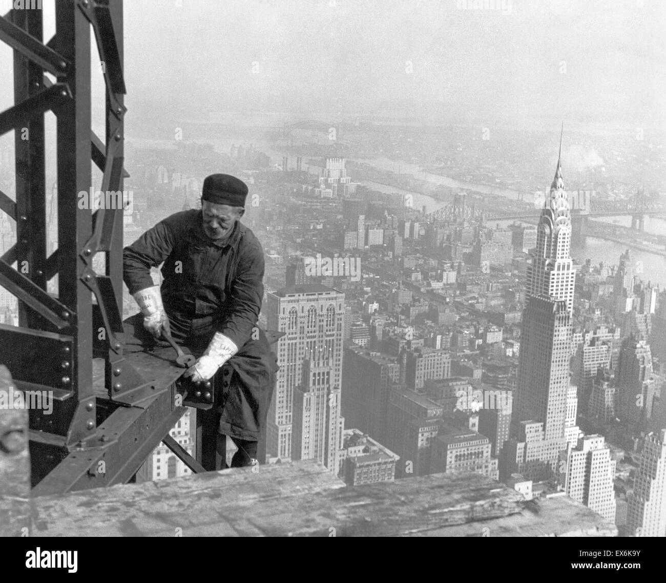 Lewis Hine (photographe). Les travailleurs de la construction manger sur une poutre en acier de 800 pieds au-dessus du sol, sur le chantier de l'Édifice RCA à Rockefeller Center, New York 1932 Banque D'Images