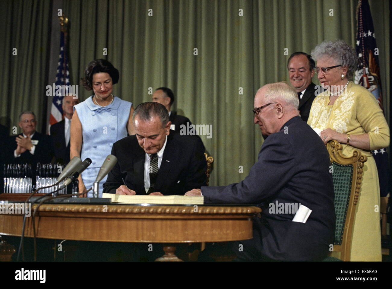 Le Président Lyndon Johnson signe le projet de loi de l'assurance-maladie, Independence, Missouri, sous le regard de Harry Truman , 30 juillet 1965 Banque D'Images