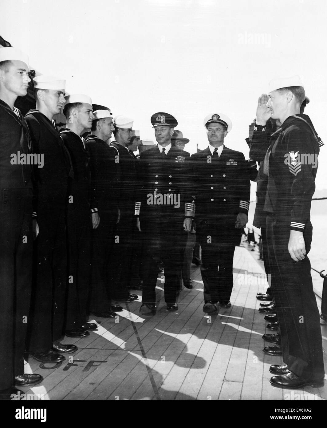 Le roi George VI L'inspection de l'équipage du USS Augusta, Plymouth, Angleterre, 1945 Banque D'Images