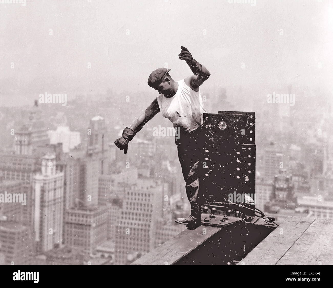 Travailleur sur l'Empire State Building (1931) - Photo de Lewis Hine Banque D'Images