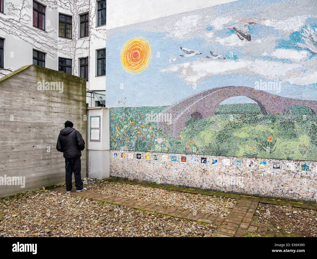 5e mur de la paix mondiale Berlin 2013 peinture murale créée par des enfants dans l'esprit des jeunes 'CityArts programme construire des ponts", Berlin Banque D'Images