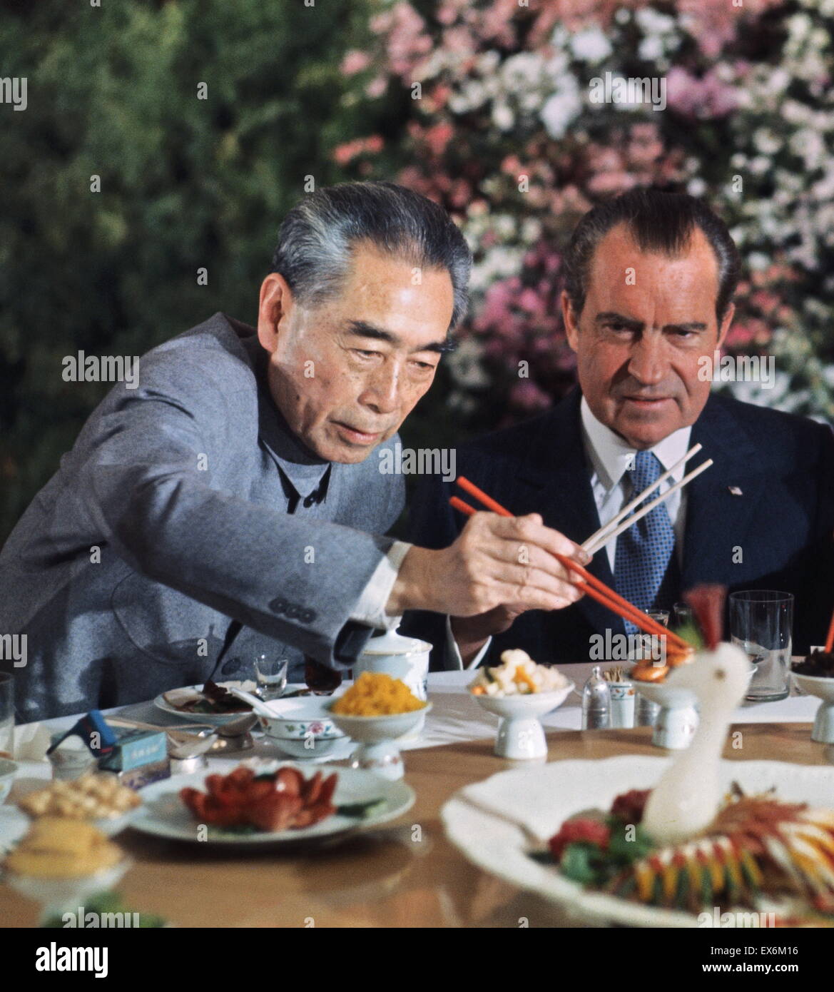 Le président Richard Nixon avec le Premier ministre chinois Zhou En Lai pendant la Présidents des USA 1972 visite en Chine. Banque D'Images