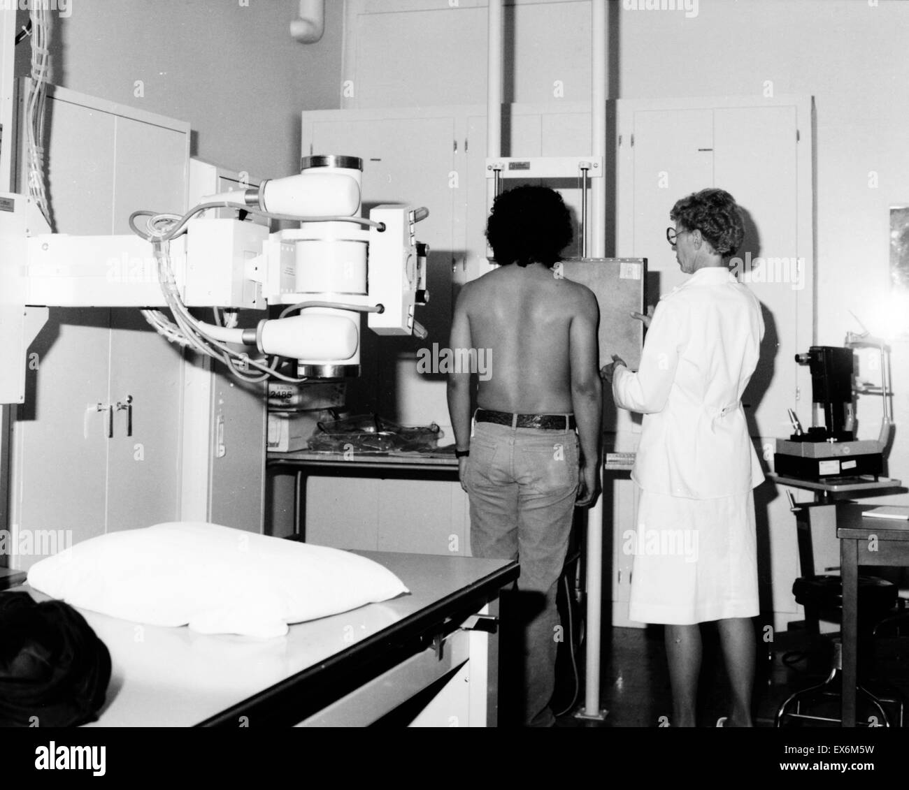 Photographie de l'examen physique des employés de l'usine de Rocky Flats, des services médicaux d'urgence. Datée 1985 Banque D'Images