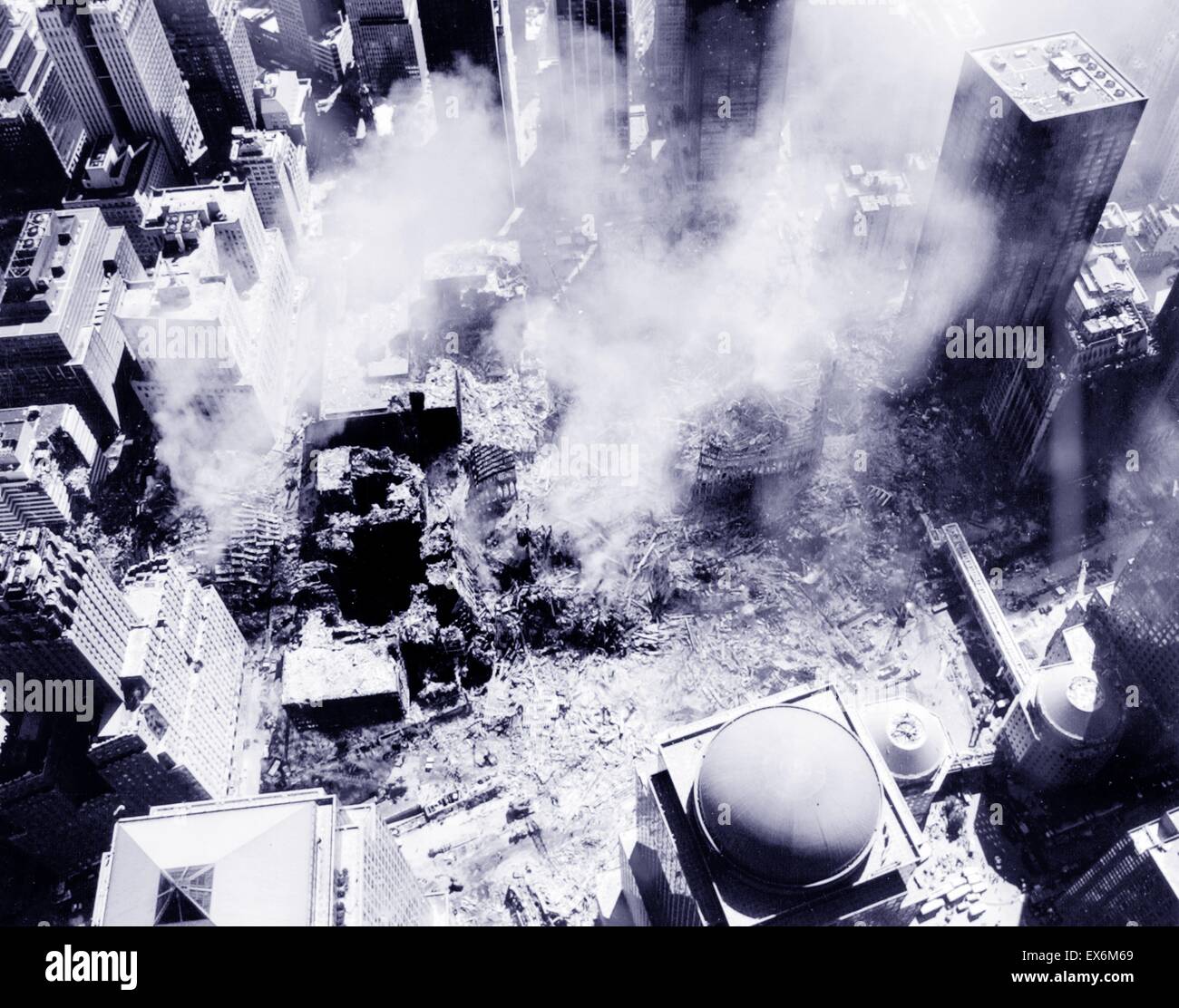 Photographie d'une vue aérienne après les attaques du 11 septembre sur le site du World Trade Center à New York. Datée 2001 Banque D'Images
