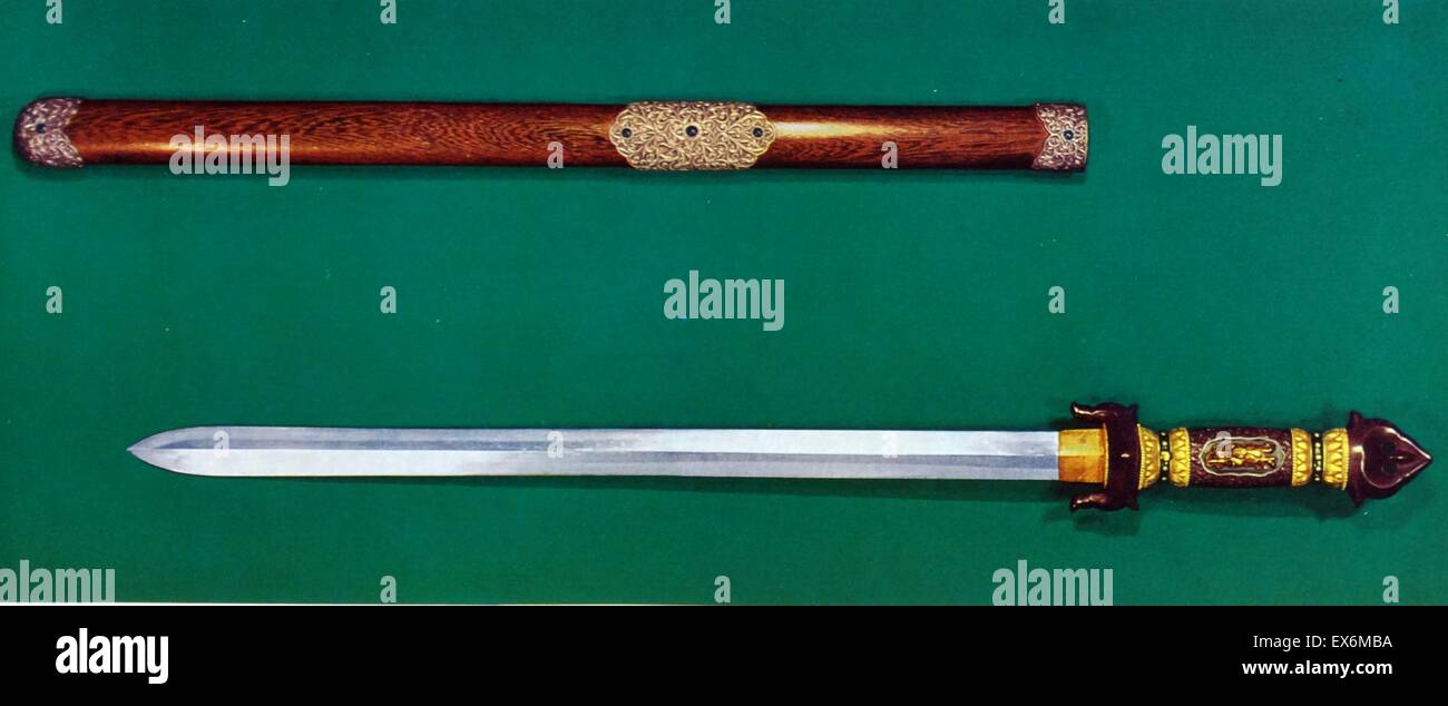 14e siècle l'épée japonaise et fourreau de bois de la période Muromachi. Banque D'Images