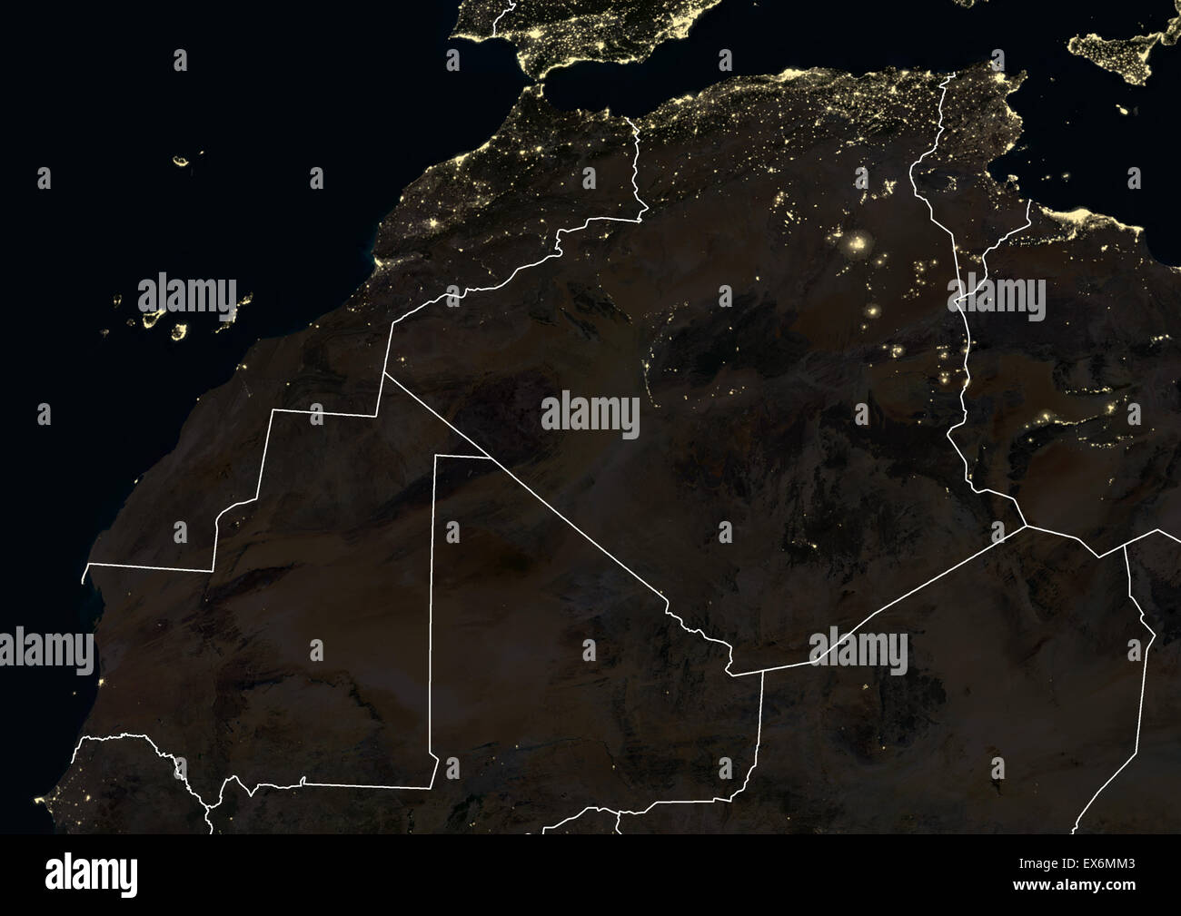 L'Afrique du Nord dans la nuit en 2012. Cette image satellite avec des frontières du pays montre des feux urbains et industriels. Banque D'Images