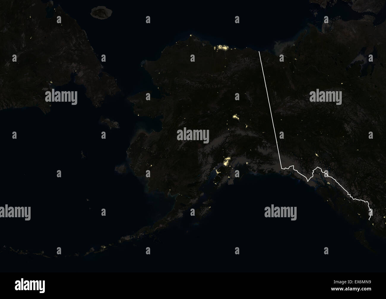 Alaska, USA la nuit en 2012. Cette image satellite avec des frontières du pays montre des feux urbains et industriels. Banque D'Images