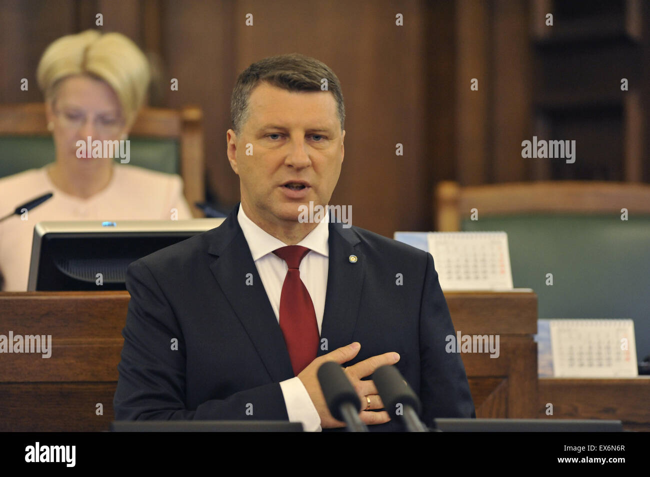 Riga, Lettonie. 8 juillet, 2015. Nouveau président letton Raimonds Vejonis assiste à sa prestation de serment à Riga, capitale de Lettonie, le 8 juillet 2015. Raimonds Vejonis, a prêté serment en tant que 9ème Président de la République de Lettonie au cours d'une cérémonie solennelle le mercredi. Credit : Guo Qun/Xinhua/Alamy Live News Banque D'Images