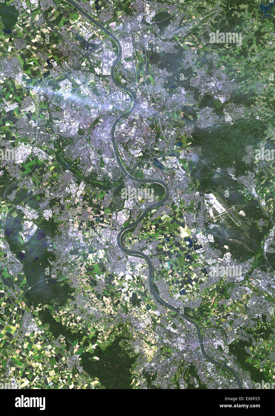 Color image satellite de Cologne et Bonn, Allemagne. Image prise le 6 juin 2014 avec les données de Landsat 8. Banque D'Images